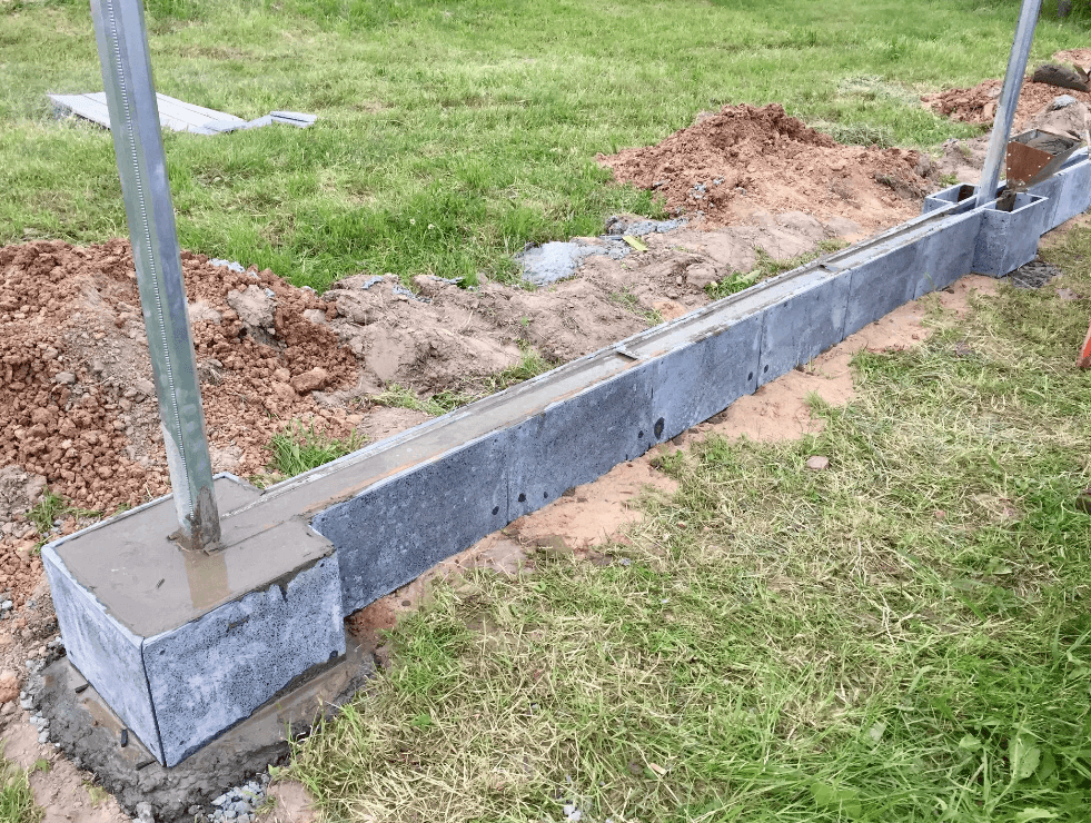 Заливка бетоном столбов для забора